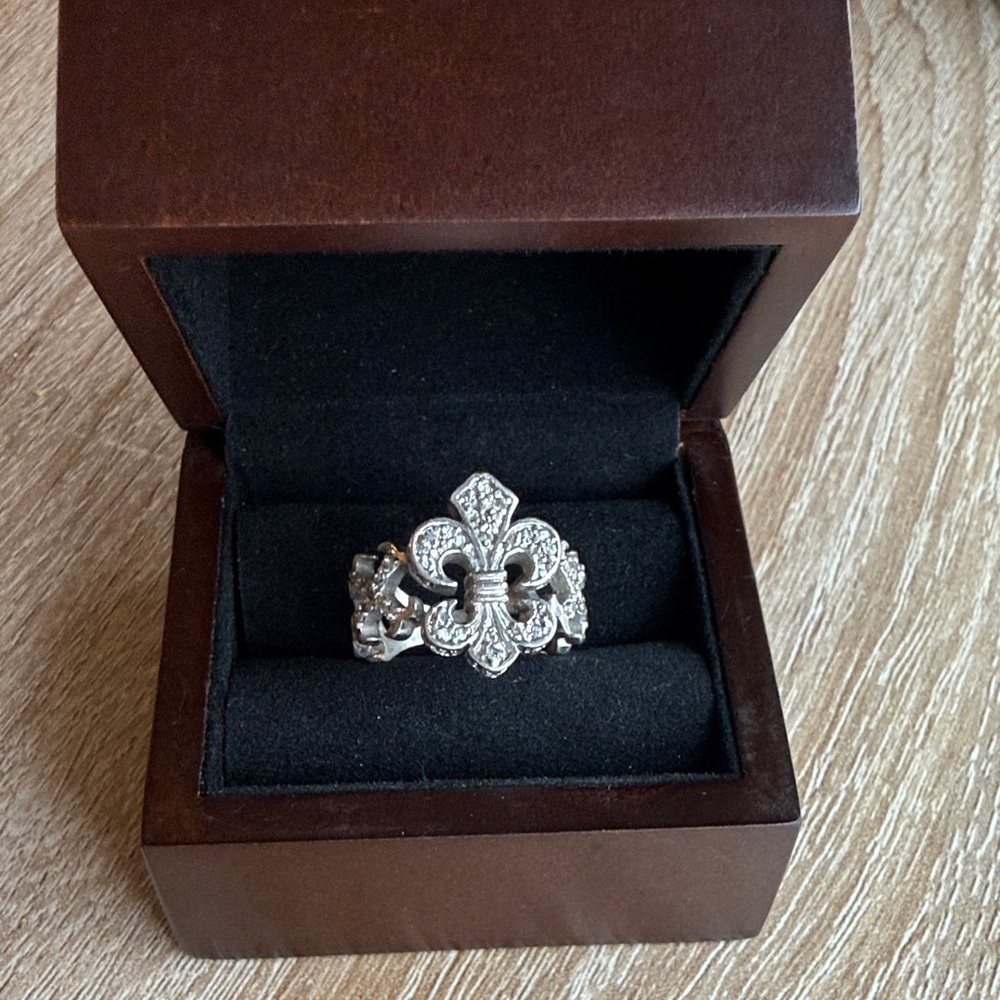 Elegant Silver Fleur-de-Lis Ring